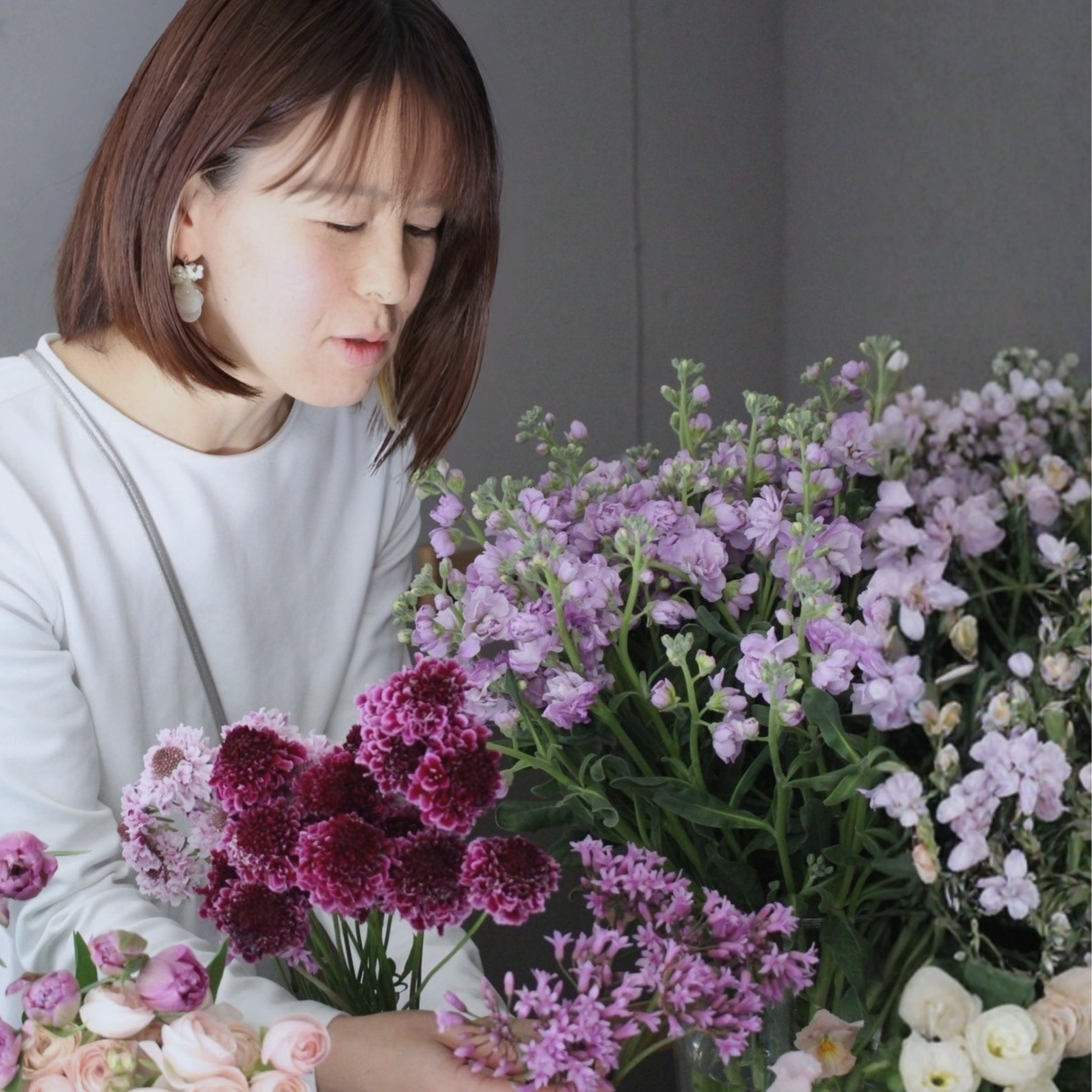 花に囲まれて